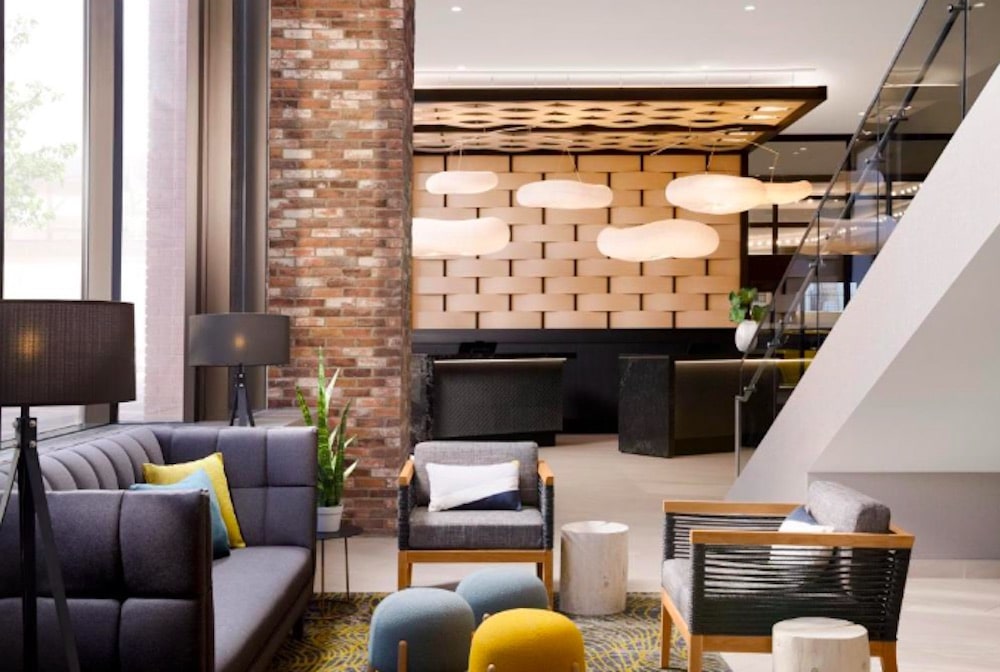 Modern hotellobby i Calgary med stilren inredning och loungeområde