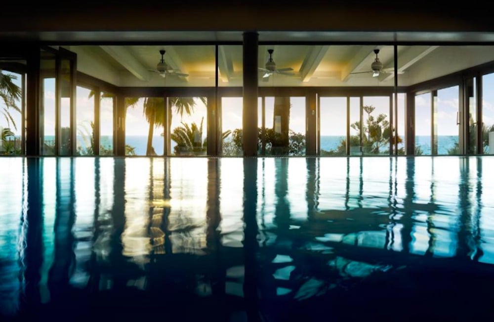 Marbella Club Hotel Elegant spa- och poolområde i Marbella med havsutsikt och lugn atmosfär