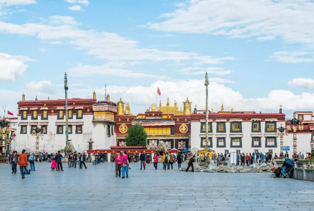 Jokhangtemplet i Lhasa – Tibets heligaste buddhistiska tempel i stadens historiska centrum