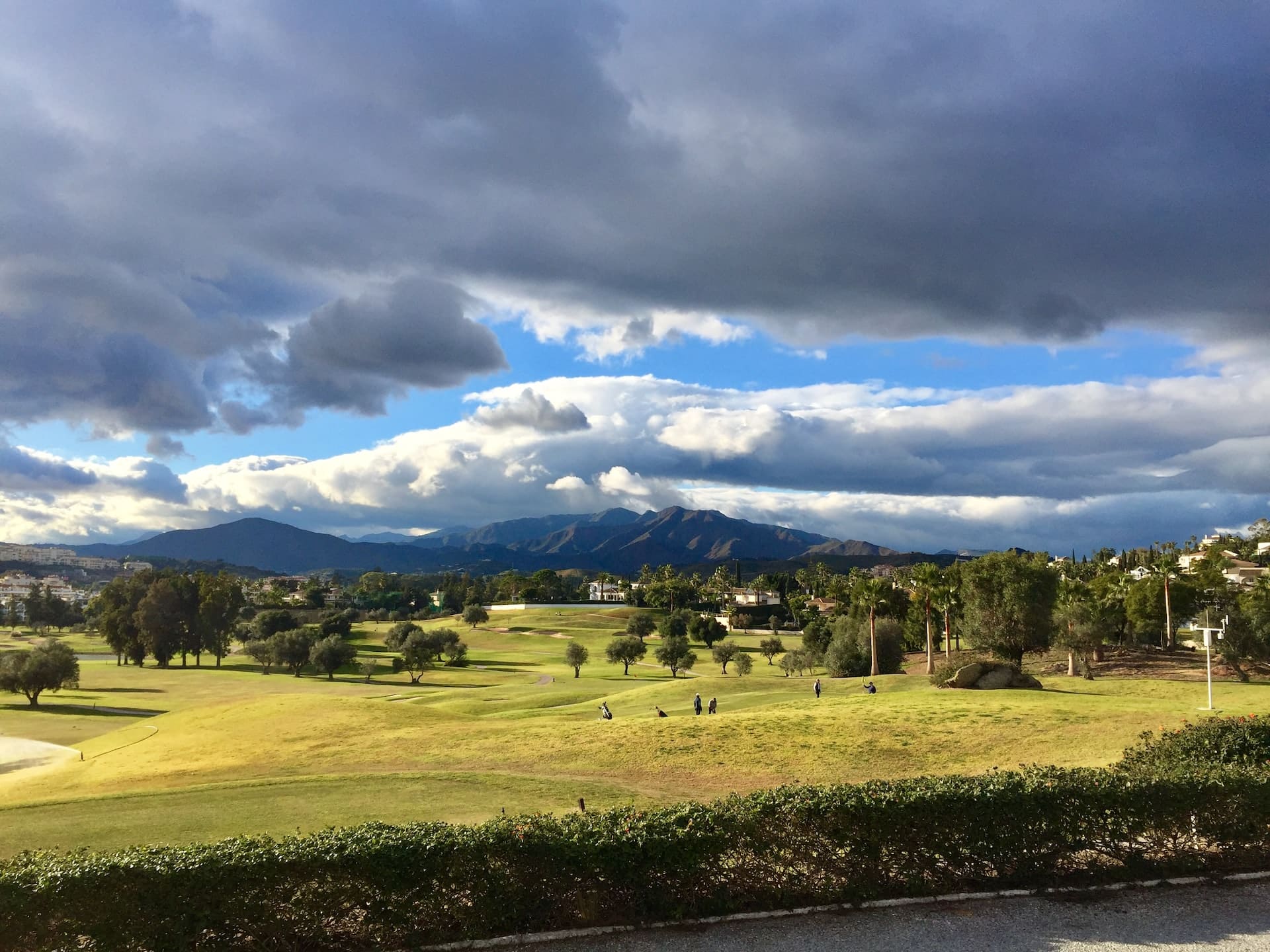 Golfbana i Mijas med utsikt över bergen och Medelhavet