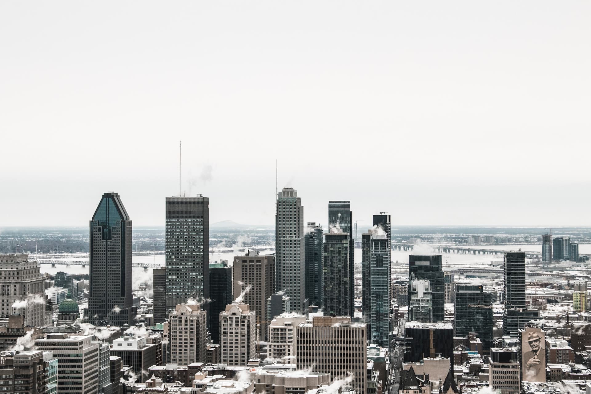 Montreals skyline vintertid med snötäckta skyskrapor och stadsvy från ovan