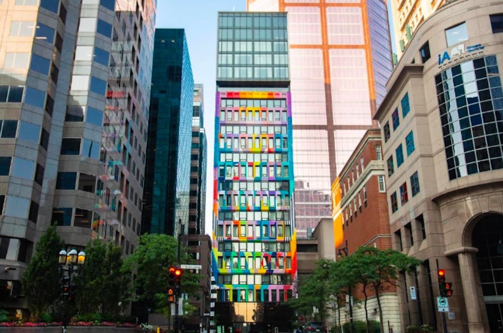 Färgstark modern byggnad i centrala Toronto omgiven av skyskrapor