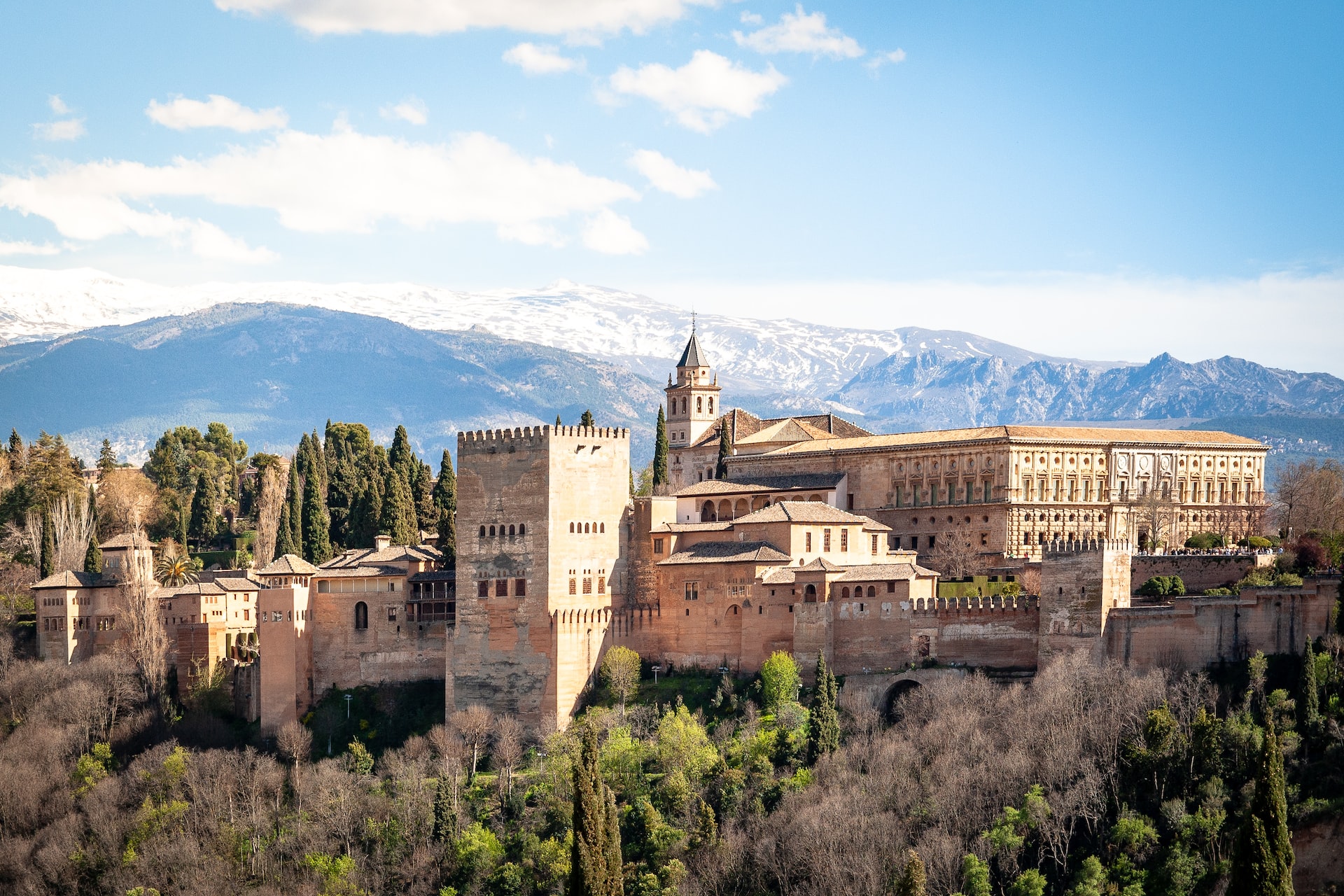 Alhambra palatset i Granada med utsikt över staden