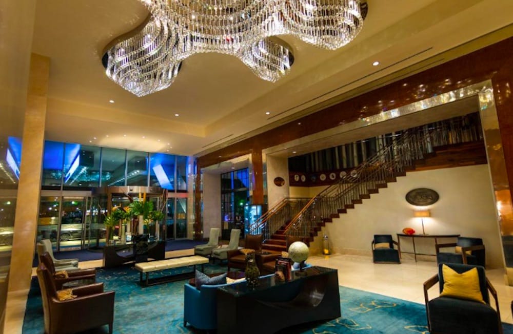 Lyxig hotellobby i Toronto med kristallkrona och elegant loungeområde
