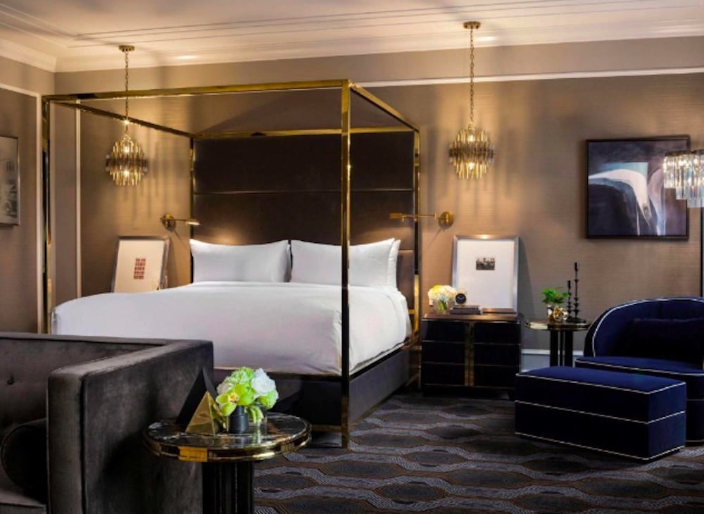 Lyxigt hotellrum i Vancouver med modern design och elegant inredning