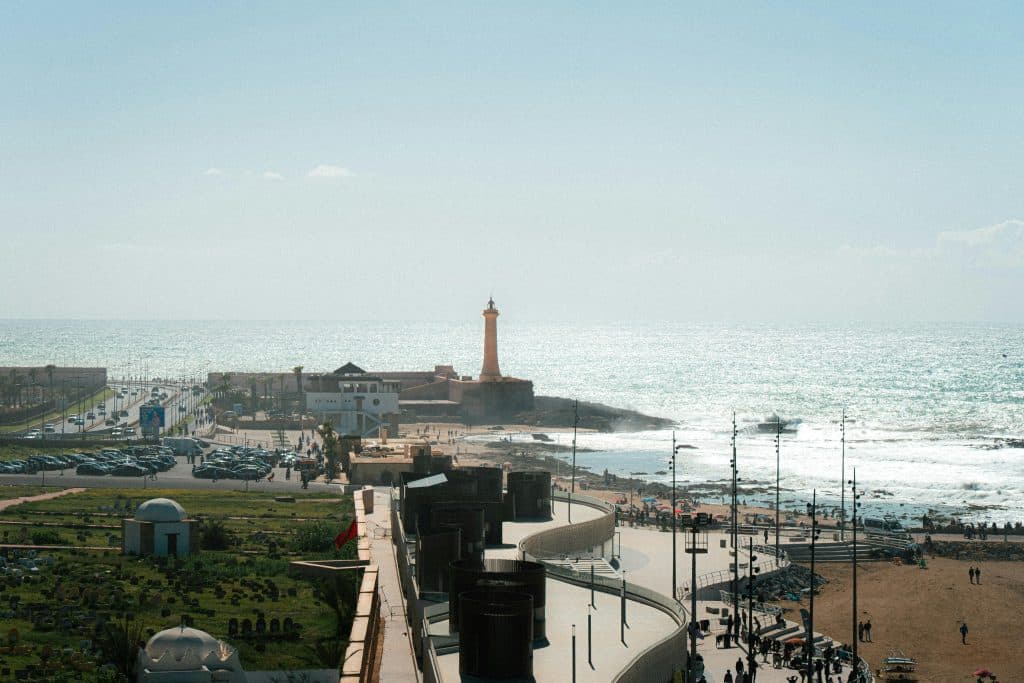 Naturskön vy över fyren i Casablanca och kustlinjen