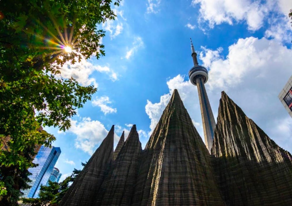 CN Tower och moderna skyskrapor i centrala Toronto under klarblå himmel