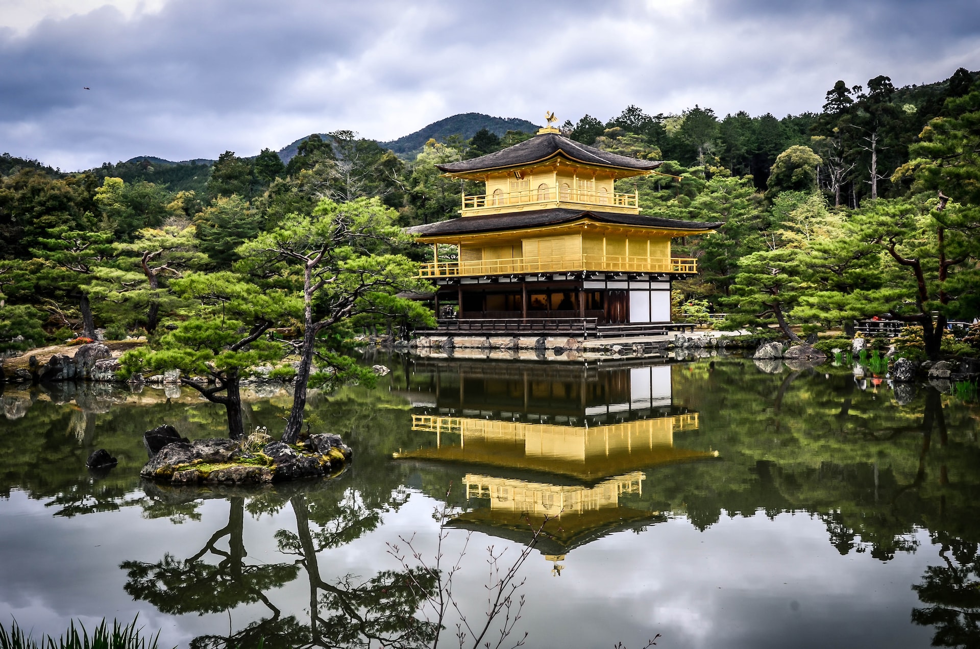 Traditionell gata i Kyoto med tempel och träbyggnader