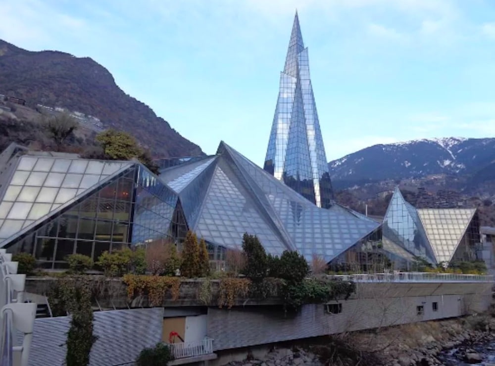 Caldea Spa i Andorra med futuristisk glasarkitektur och termiska bad
