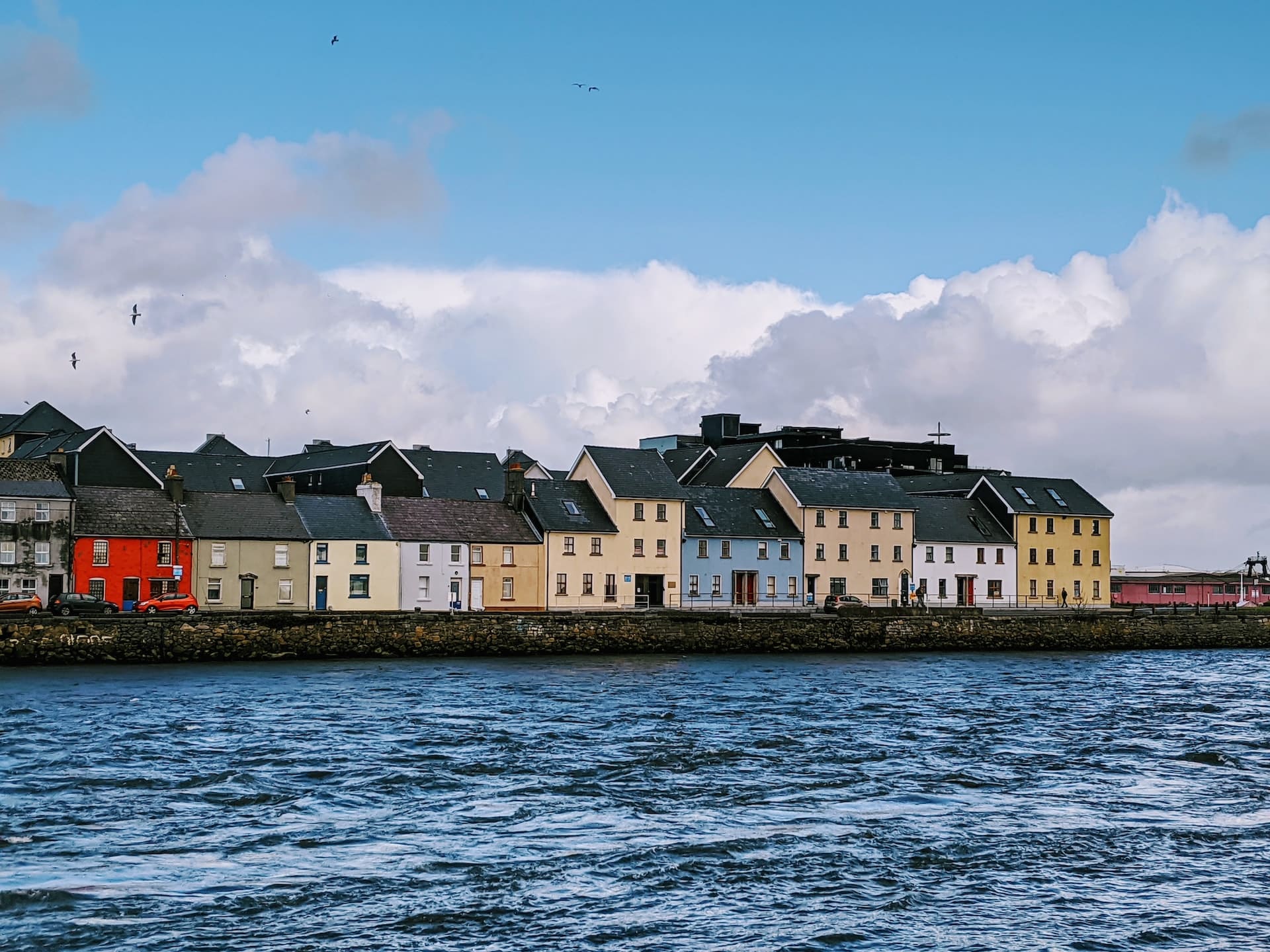 Färgglada hus och gator i Galway