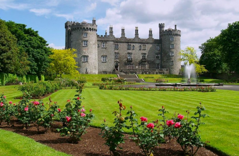 Glendalough-dalen med sjöar och historiska ruiner