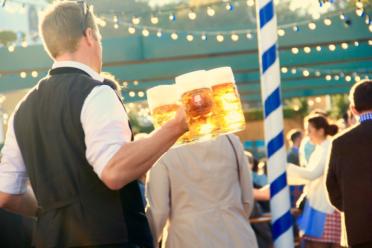 Traditionella tyska ölglas med pilsner och veteöl på ölfestival i Bayern