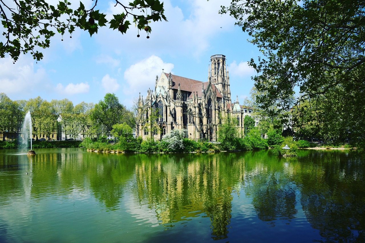 Stuttgart stadskärna med Neues Schloss och gröna parker