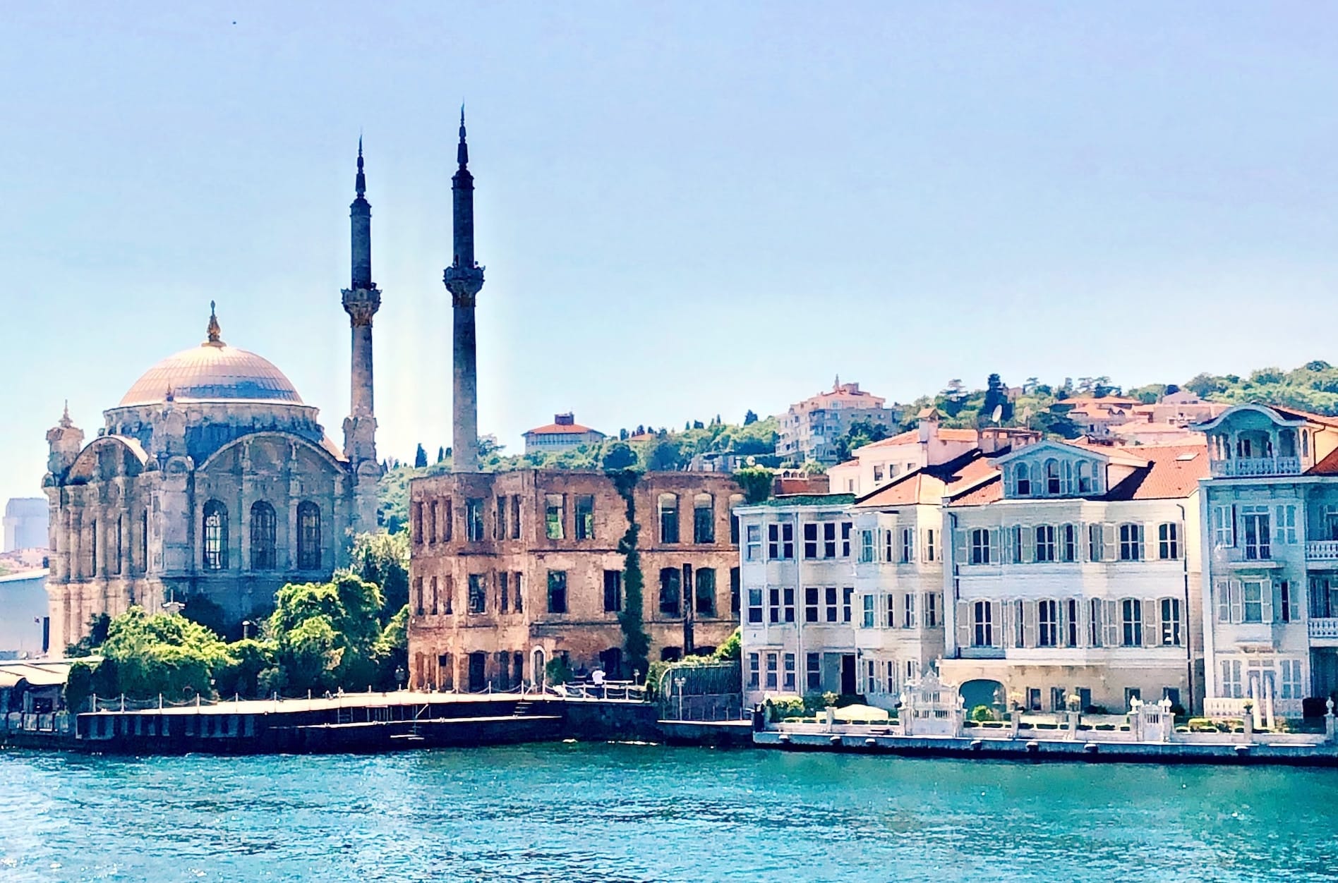 Turkiets kustlandskap med turkost hav och dramatiska klippor