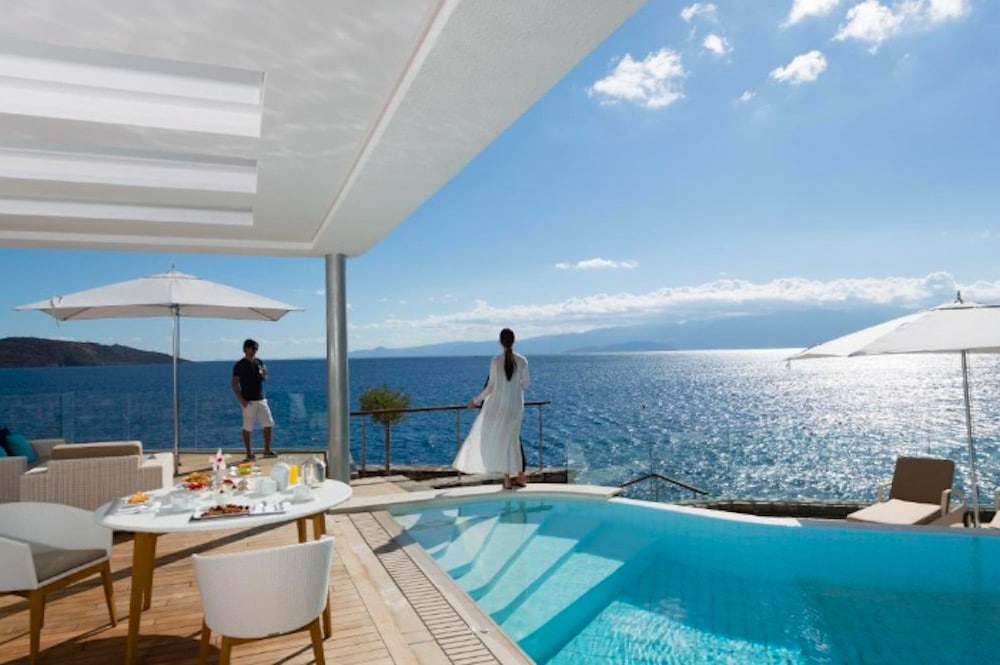 Privat infinitypool med utsikt över det glittrande Medelhavet vid ett exklusivt lyxhotell på Kreta.