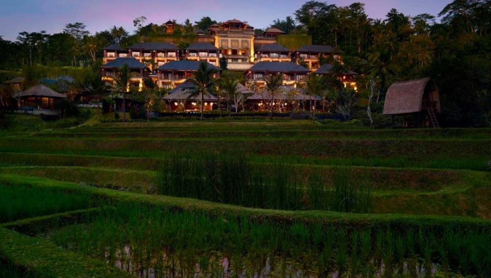 Lyxig villa omgiven av frodig grönska på Bali, med privat pool och rofylld tropisk atmosfär.