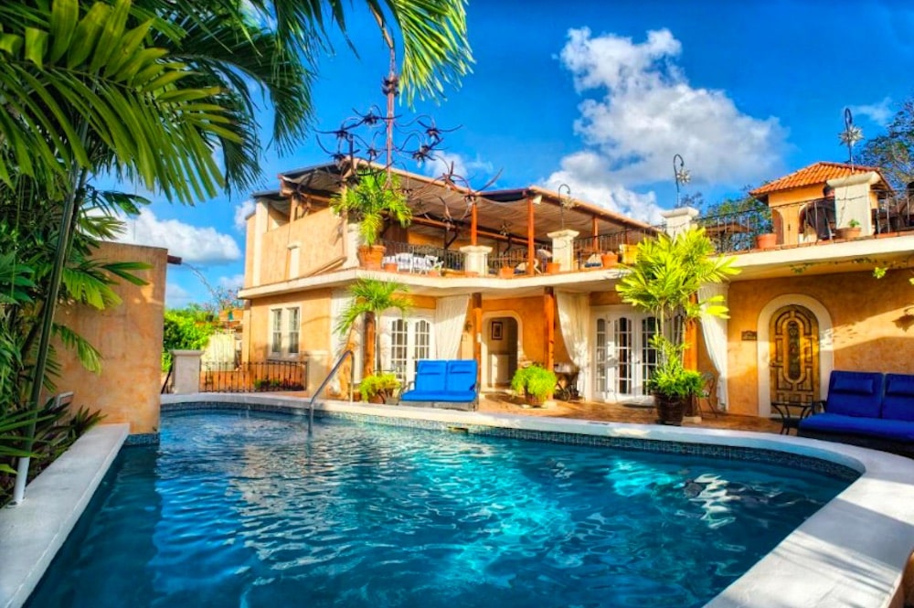 Romantiskt boutiquehotell på Barbados med stilfull inredning, lugn poolmiljö och intim atmosfär för vuxna gäster.