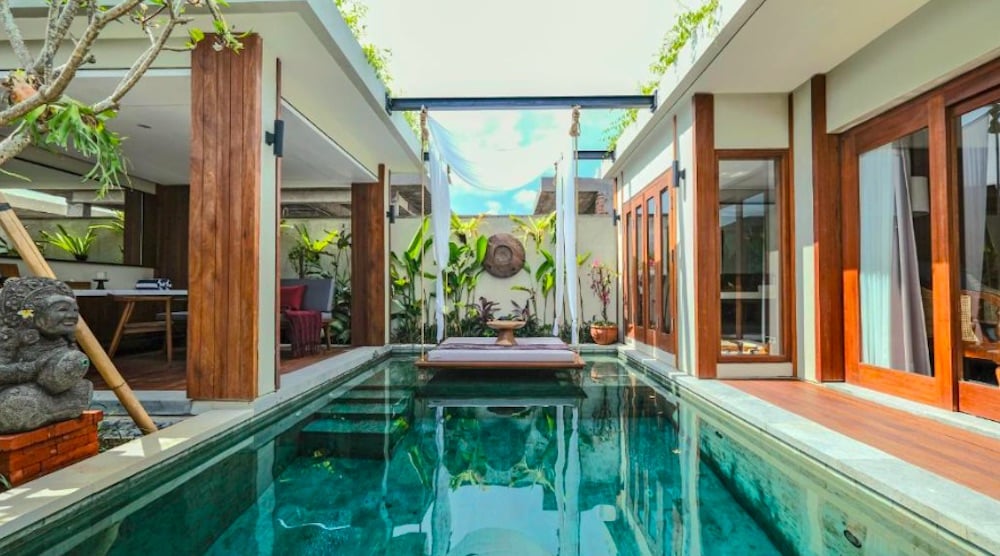 Exklusiva Sampatti Villas på Bali med privat pool, modern design och tropisk trädgård i lugna omgivningar.