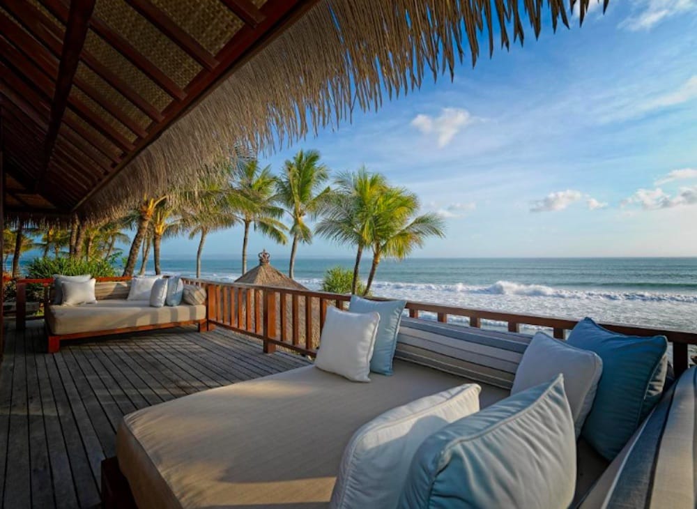 AYANA Segara och panoramautsikt över havet, stilrena solstolar och exklusiv resortmiljö i solnedgångsljus.