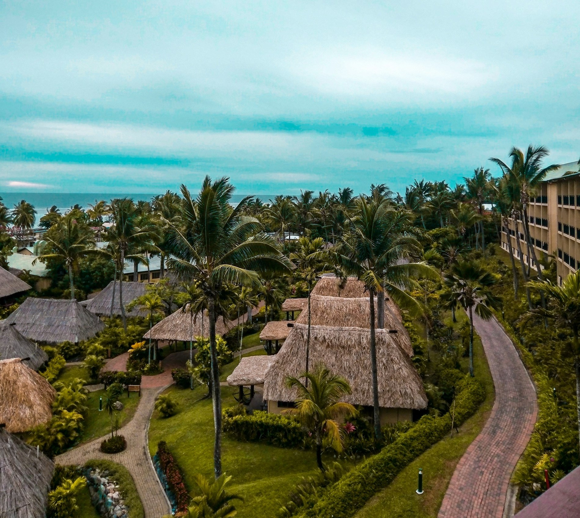 Exklusiva hotell och resorts i Fiji, omgivna av tropisk natur, turkost hav och vita sandstränder.