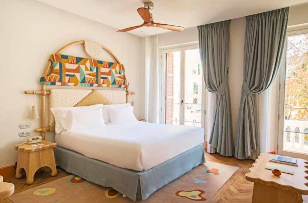 Elegant hotellrum på Nobu Hotel Ibiza Bay med stilren inredning och utsikt mot grönskande trädgård.