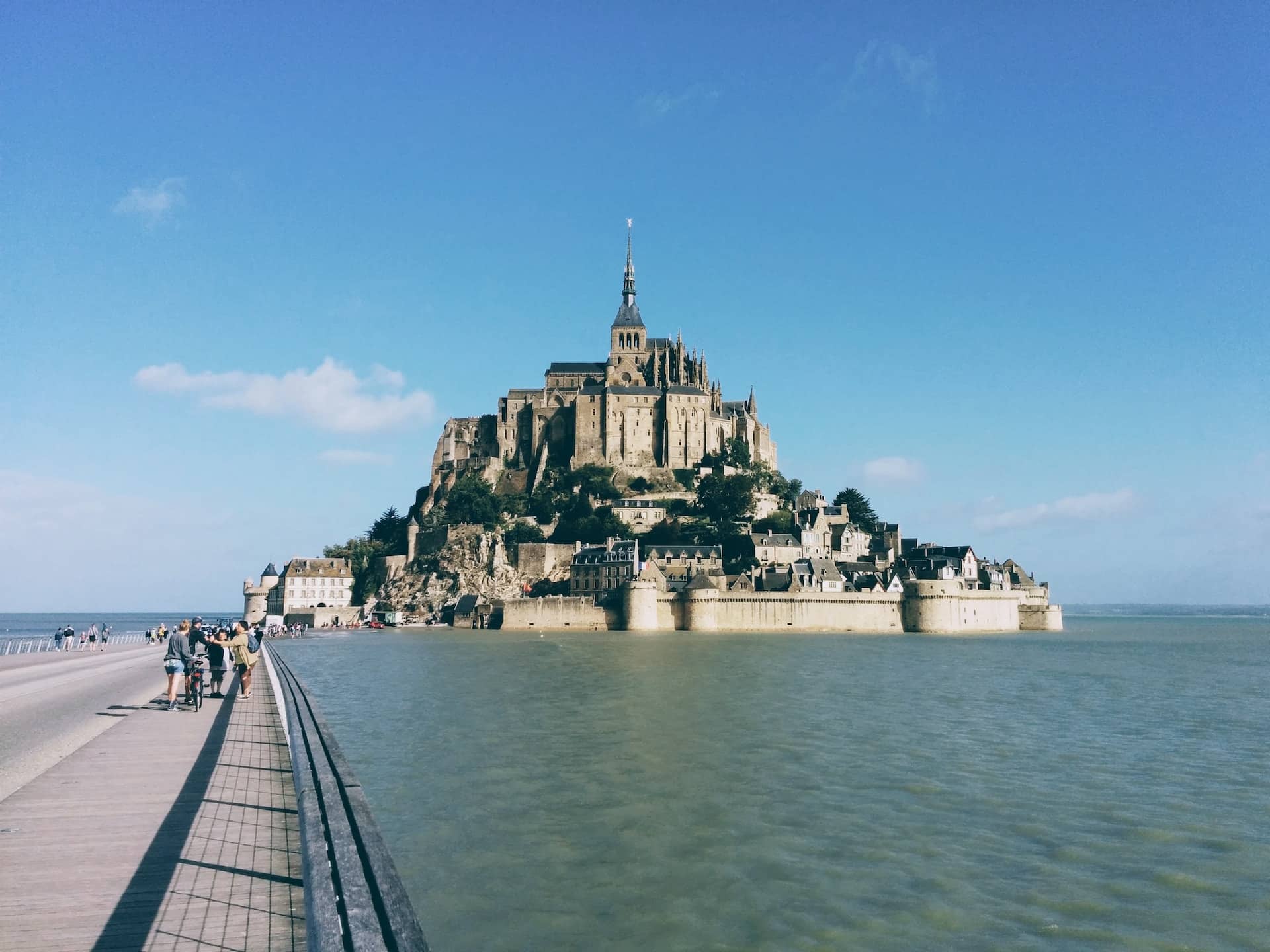 Mont-Saint-Michel vid lågvatten, med det majestätiska klostret som reser sig över sandbankarna i Normandie.