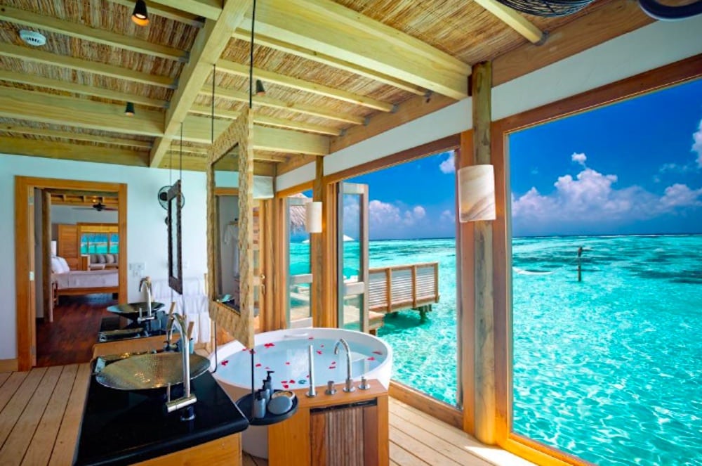 Utsikt från hotellrum på Gili Lankanfushi, ett exklusivt femstjärnigt resort på North Malé-atollen med villor på pålar över det turkosa havet.