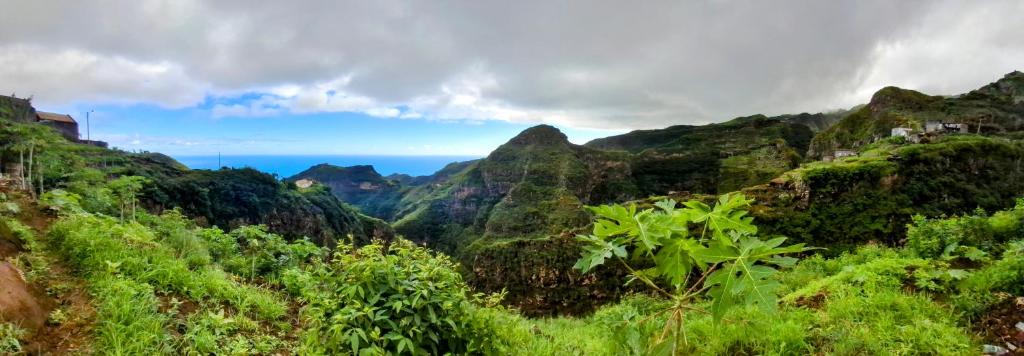 Grön och frodig bergsdal på Santo Antão i Kap Verde med dramatiska berg, tropisk vegetation och utsikt över Atlanten – perfekt för vandring och naturnära upplevelser.