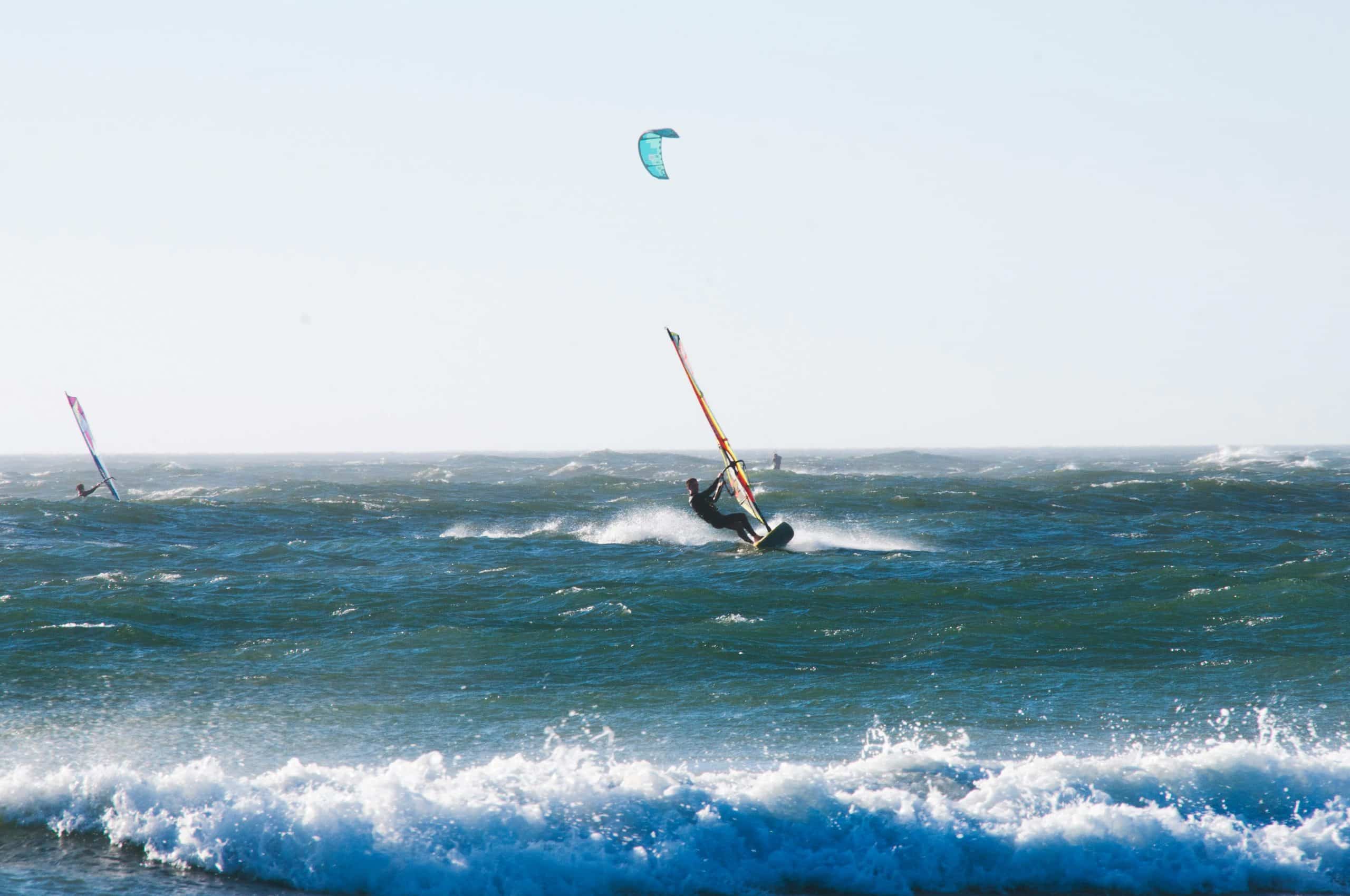 Kitesurfing i Santa Maria på Sal, Kap Verde – turkost Atlantvatten, perfekta vindar och populär stranddestination för surf och lyxsemester