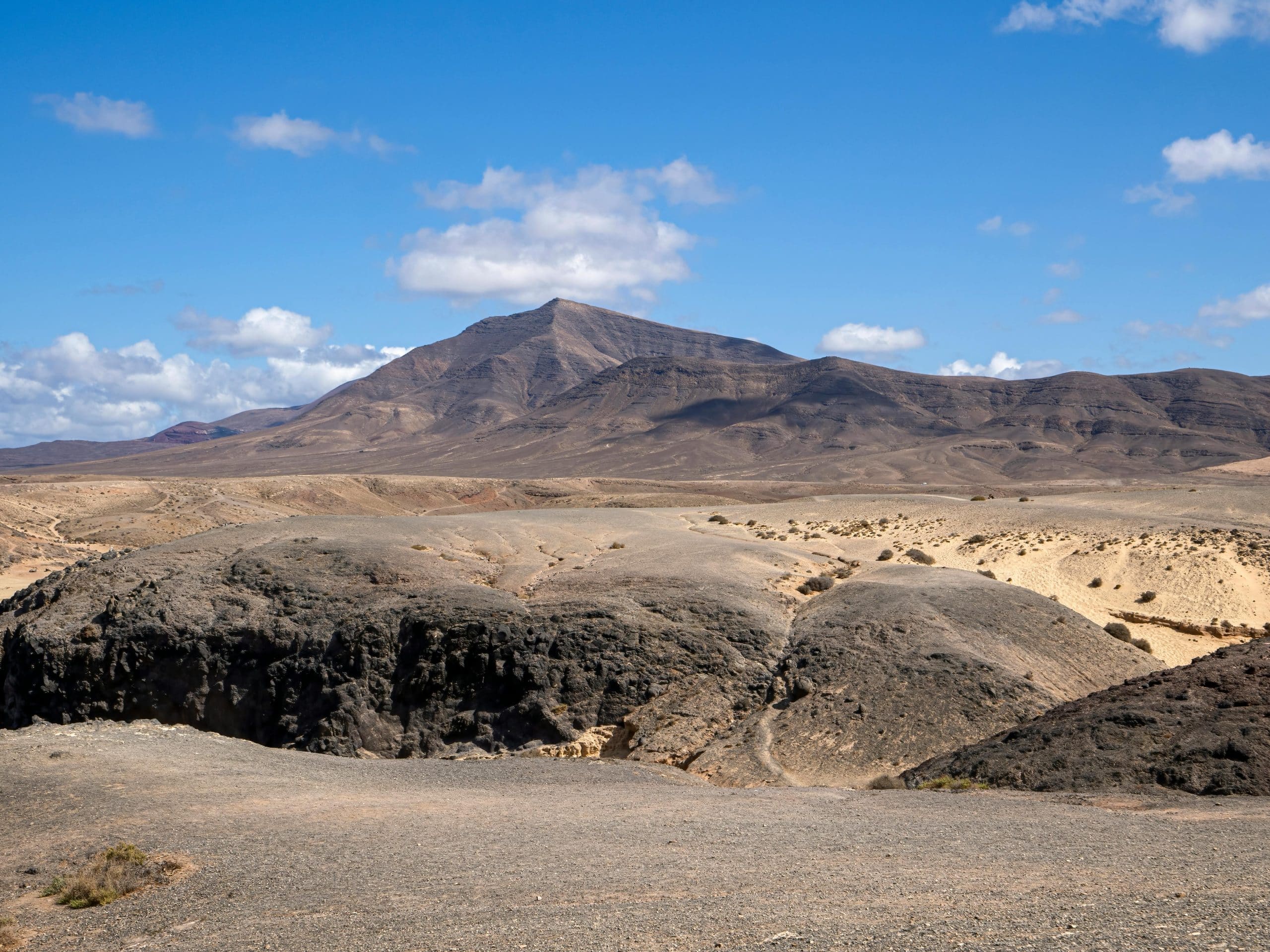 Vulkaniskt landskap i Rabil på Boa Vista, Kap Verde – dramatiska bergsformationer, karga slätter och storslagen naturupplevelse på exotisk ödestination