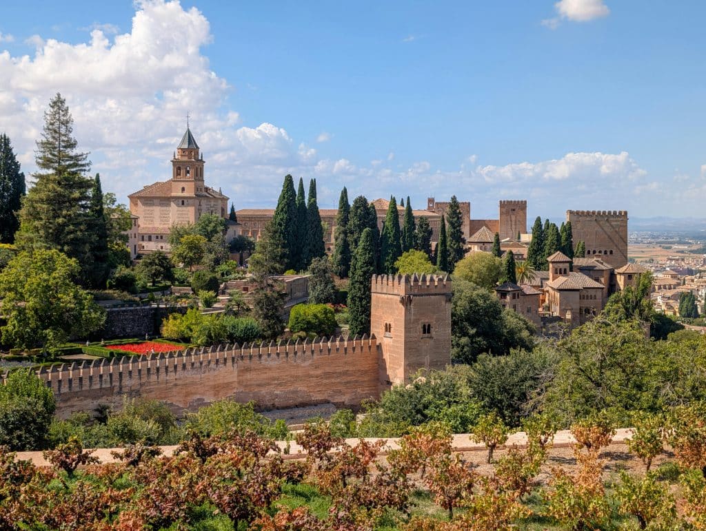 Alhambra i Granada i solnedgång – moriskt palats och världsarv i Andalusien