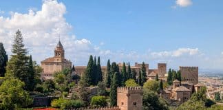 Alhambra i Granada i solnedgång – moriskt palats och världsarv i Andalusien