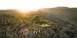 Alila Jabal Akhdar – Ett arkitektoniskt mästerverk högt uppe i Omans Al Hajar-berg, där dramatisk natur möter diskret lyx, stillhet och total avkoppling.