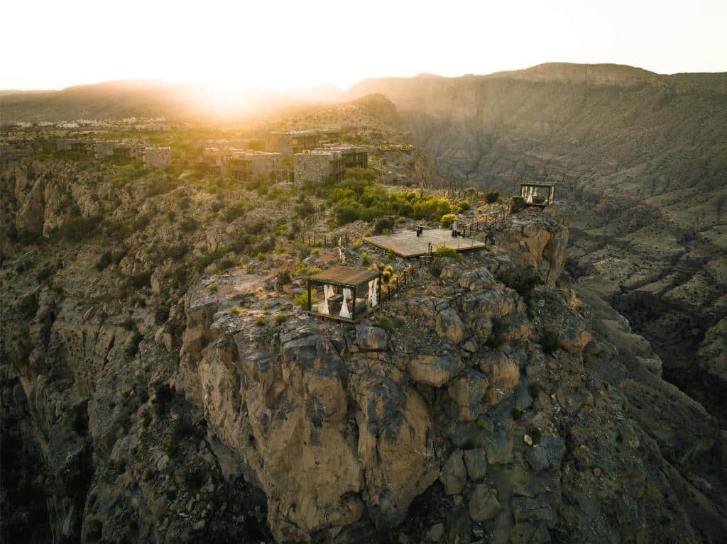 Alila Jabal Akhdar – et arkitektonisk mesterverk høyt oppe i Omans Al Hajar-fjell, der dramatisk natur møter diskret luksus, stillhet og total avkobling.