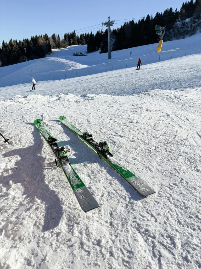 Svenskt vinterfjäll med skidåkare, orörd natur och vidsträckt landskap.