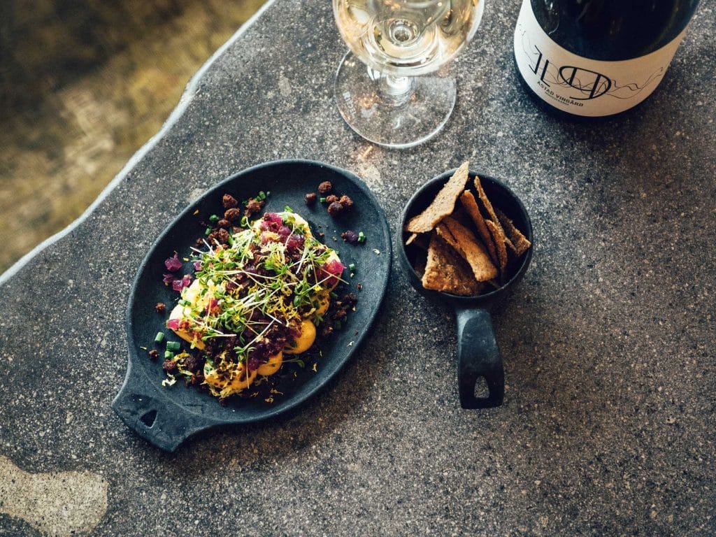 Âstad Vingård. Säsongsbaserade råvaror i centrum och vin från den egna vingården.