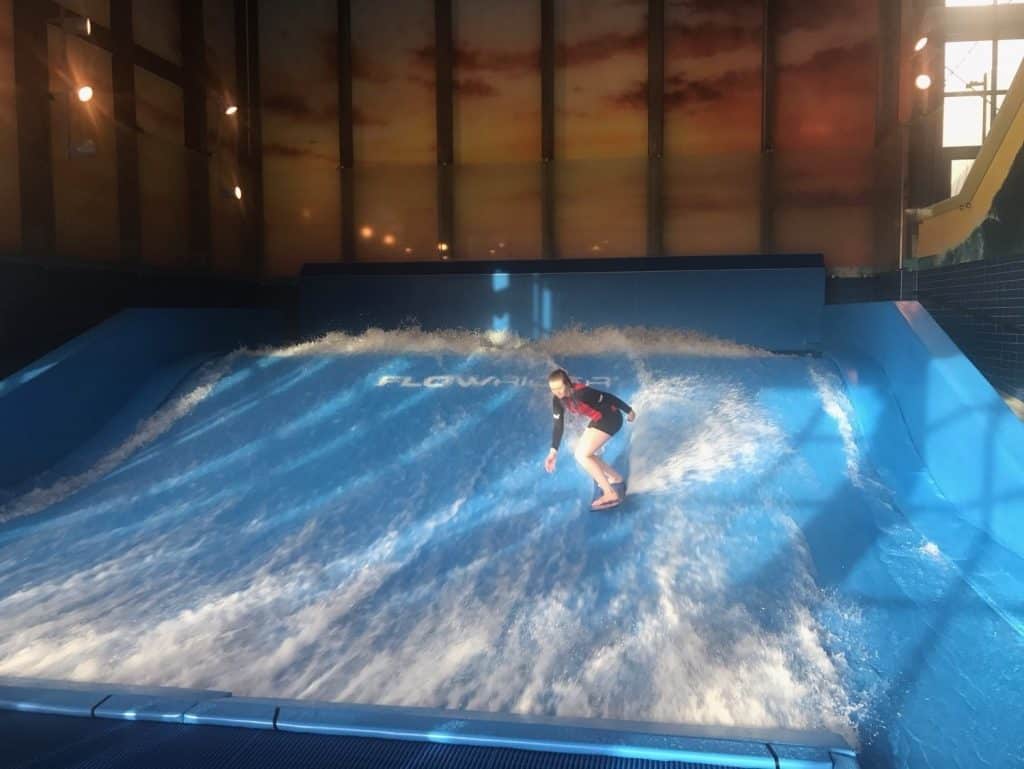 Person som surfar på FlowRider-våg inomhus på Experium i Sälen. Prova att surfa med Experiums unika FlowRider®.