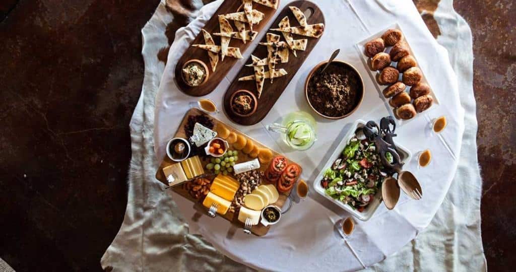 Middag under åpen himmel på Hideaways Camp Kuzuma, omgitt av Afrikas villmark.