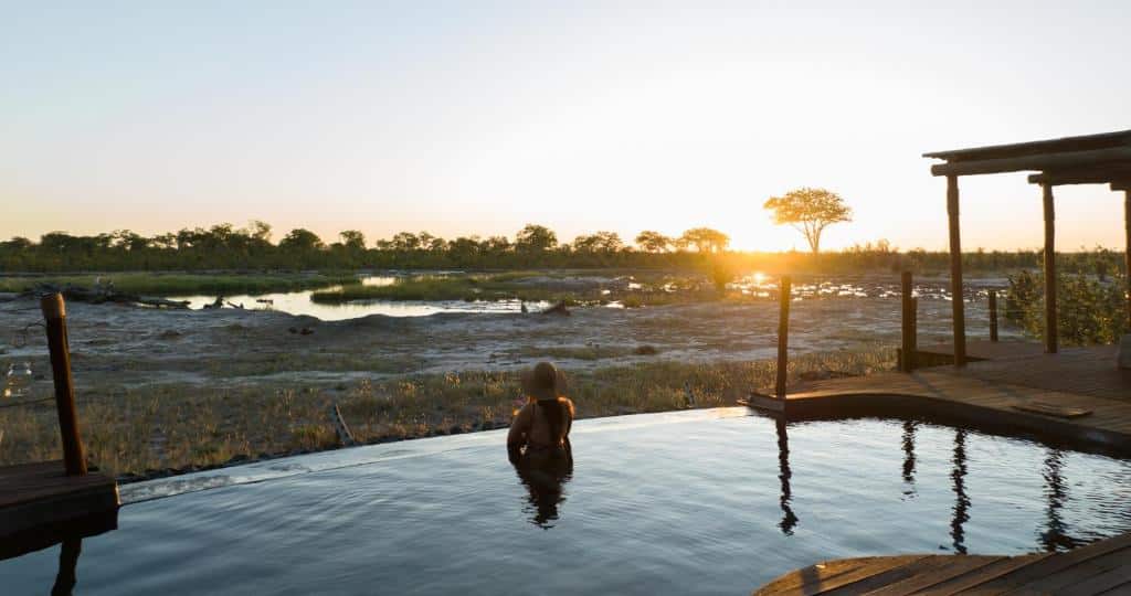 Solnedgang og privat basseng ved Hideaways Camp Kuzuma i Botswana.