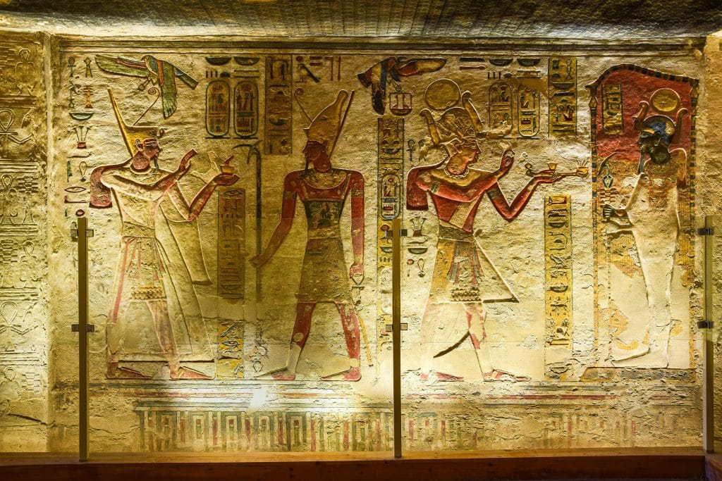 Hieroglyfer på vägg i Egypten