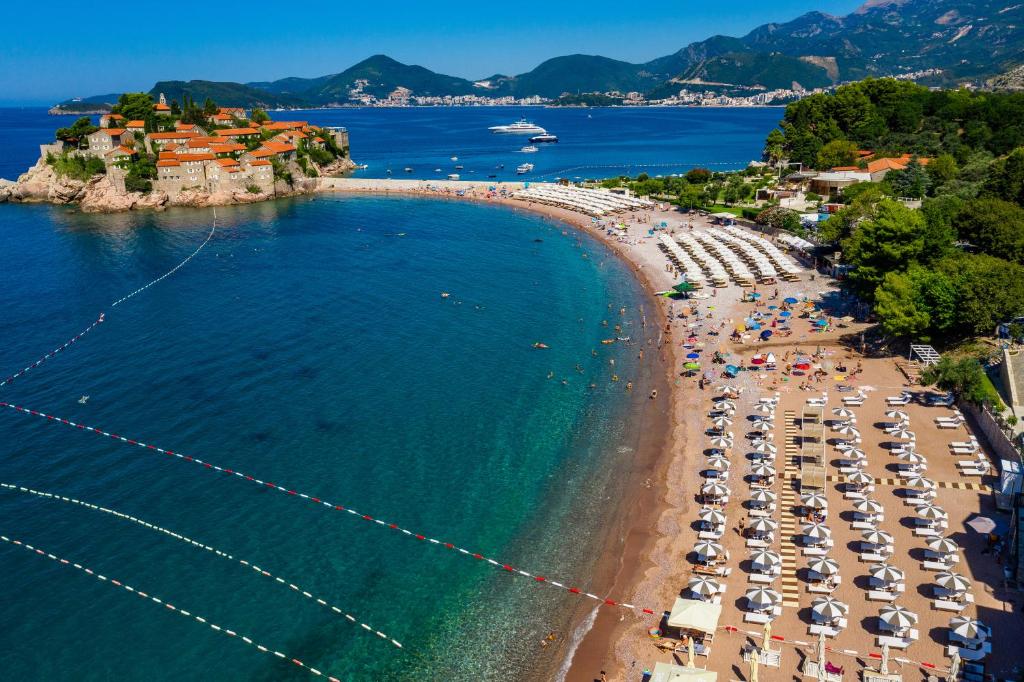 Hotellet erbjuder elegant inredda rum och har ett privat strandavsnitt på den ikoniska Sveti Stefan-stranden, där gästerna har tillgång till kostnadsfria solstolar och njuter av utsikt över den idylliska Sveti Stefan-halvön.