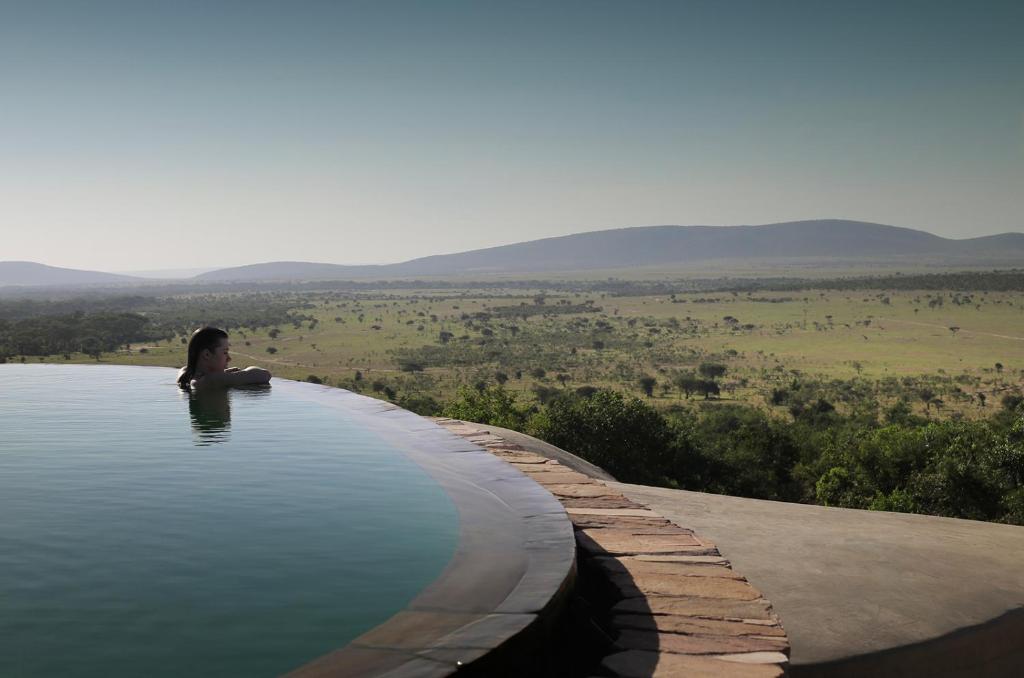 Olarro Plains safari lodge med vidstrakt utsikt over Maasai Maras savanne, basseng og luksus.