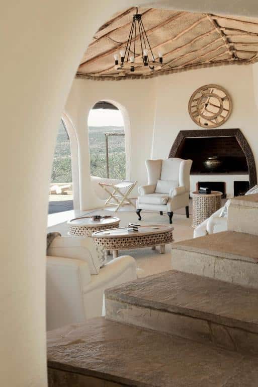 Lyxiga sviter på Olarro Plains harmoniskt placerade i det öppna landskapet.