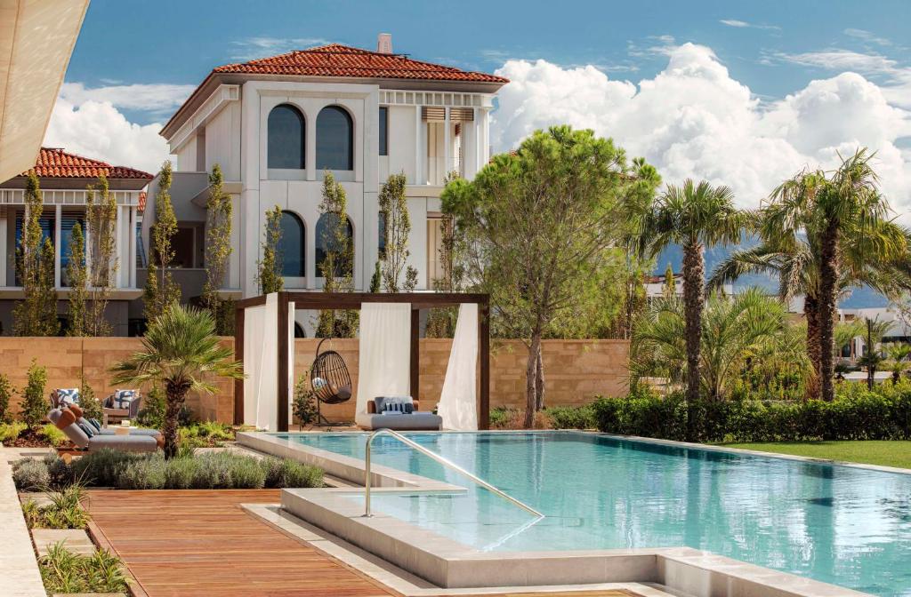 One&Only Portonovi resort i Montenegro med lyxigt poolområde och utsikt över Adriatiska havet