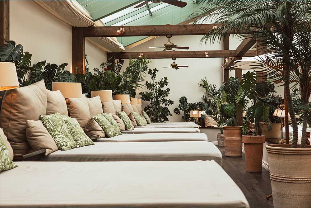 Varma bassänger med utsikt mot havet.