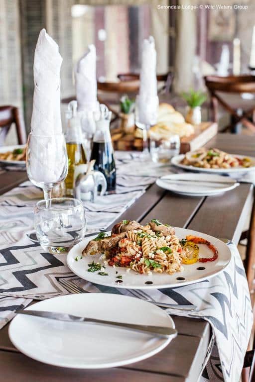 Efter dagens safari väntar en njutningsfull middag i lodgen – utsökta smaker, goda samtal och Afrikas kvällsljud i bakgrunden. Serondela Lodge