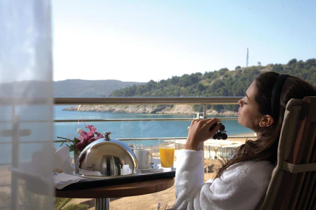 Splendid Conference & Spa Resort, Budva, de elegant inredda rummen och sviterna har privat balkong med utsikt över Adriatiska havet och Bečići-bukten.