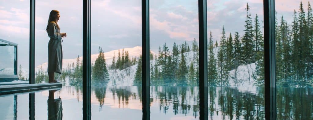 Spaområde med panoramautsikt över Årefjällen från varma inomhus- och utomhuspooler på Copperhill Mountain Lodge.