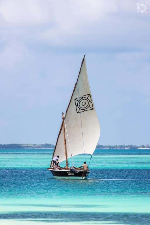 Turkost hav, mjuk bris och segel i vinden – definitionen av avslappnad lyx till havs.