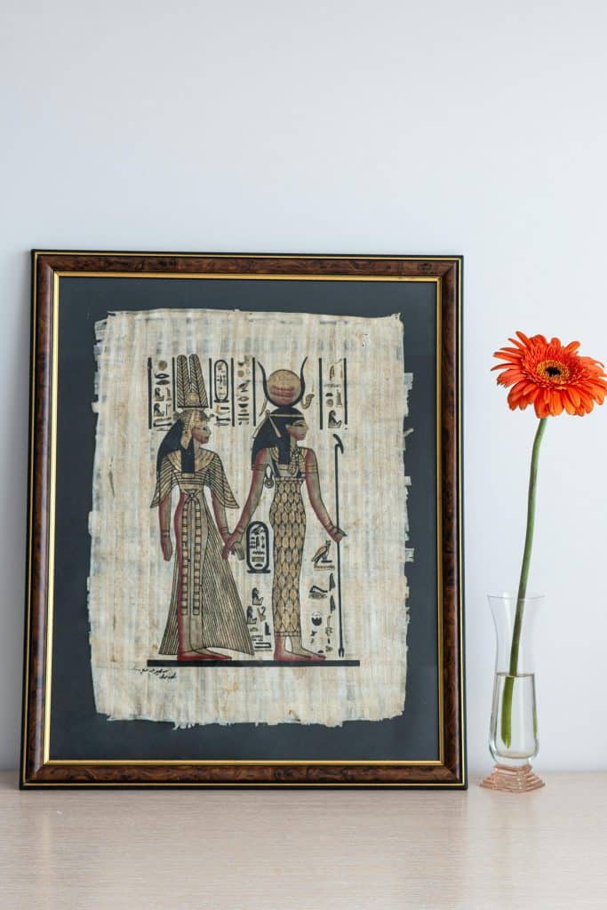 handgjord papyrus dekorerad med traditionella egyptiska symboler och motiv